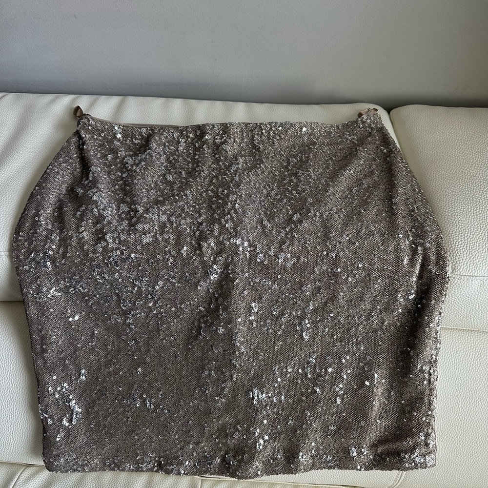 White House Black Market Sequined skirt. Gold/silver